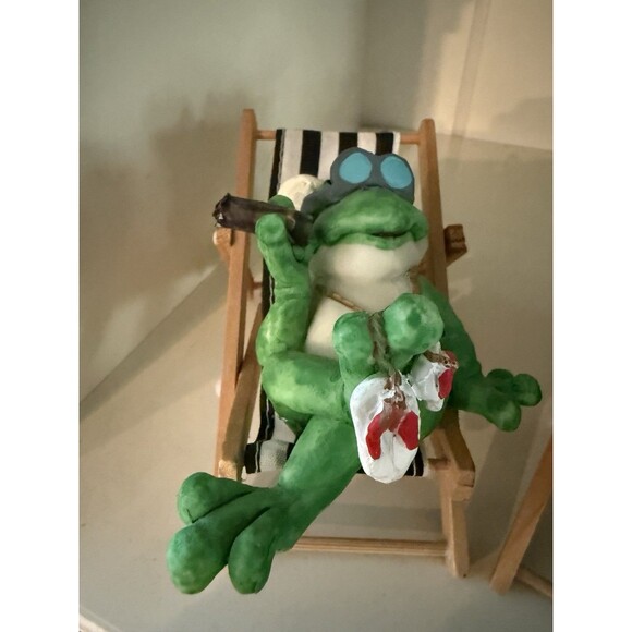 Frog Couple Lounging In Beach Chairs Anthropomorphic Summer Male Female Comical - Picture 2 of 5